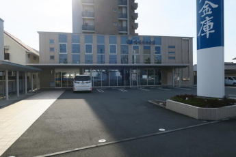 愛媛信用金庫石井支店まで423m