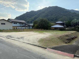 敷地北側及び西側は高さ約１ｍほどの緩やかな傾斜になっておりま