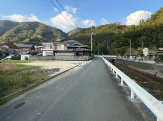 東側接道は西予市道　垣生４号線です！幅員約５．０ｍあり、大き