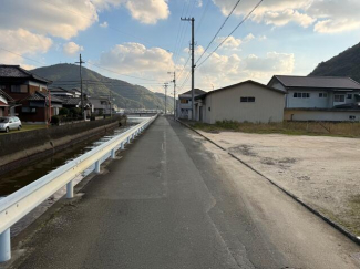 東側接道は西予市道　垣生４号線です！幅員約５．０ｍあり、大き