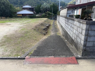 北側接道は西予市道　垣生５号線です。幅員が１．８ｍ程度しかな