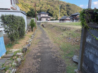 北側接道は西予市道　垣生５号線です。幅員が１．８ｍ程度しかな