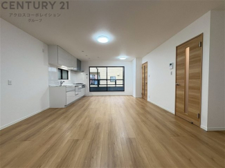 リビングダイニングは家族や友人とのコミュニケーションを楽しむ場所でくつろぎながら食事や会話を楽しめ、多目的に利用できリラックスできる空間です。家庭内の中心として機能し、快適な生活をサポートします。
