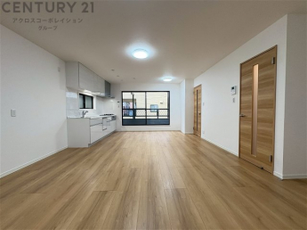 リビングダイニングは家族や友人とのコミュニケーションを楽しむ場所でくつろぎながら食事や会話を楽しめ、多目的に利用できリラックスできる空間です。家庭内の中心として機能し、快適な生活をサポートします。
