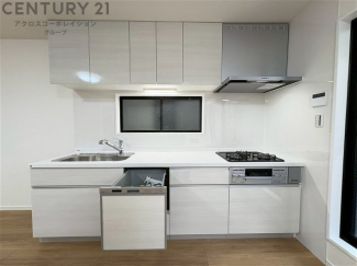 シンプルなデザインと使いやすさを兼ね備えた対面式システムキッチンは、効率的な作業スペースを提供し、家族やゲストとのコミュニケーションを促進します。
