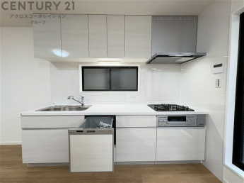 シンプルなデザインと使いやすさを兼ね備えた対面式システムキッチンは、効率的な作業スペースを提供し、家族やゲストとのコミュニケーションを促進します。
