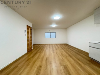 キッチン前のダイニングスペース　カウンターキッチンから料理の受け渡し等に便利です。ダイニングセットを置いても十分な広さを確保。
