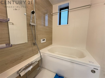 ユニットバスは省スペースでありながら、シンプルな設計と使いやすさを備え、簡便なメンテナンスが可能です。大きな窓付きで換気にも便利です。またミラー・小物置き場もあり便利です。
