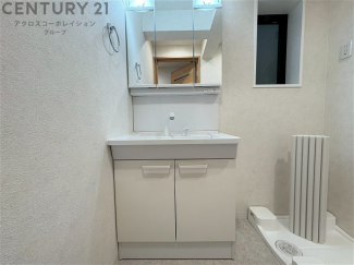 化粧品や洗顔料、歯ブラシなどの必需品をまとめて置ける収納スペースがあり、使用するたびに取り出す手間が省けます。また、水回りのため、濡れても大丈夫な素材が使用されており、お手入れが簡単です。
