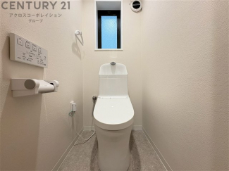 温水洗浄便座付トイレは温水洗浄機能により、暖かい水でおしりを洗浄することができ、冷たい水を使う従来の便座に比べ、温水洗浄機能で暖かいトイレを提供し、快適な使用を可能にします。
