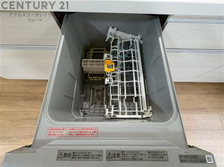 手洗いに比べて時間や労力を節約できることです。また、高温のお湯で洗浄されるため、雑菌や細菌を殺菌する効果もあります。さらに、乾燥機能があるため、手で拭く手間も省け衛生的に保管できます。
