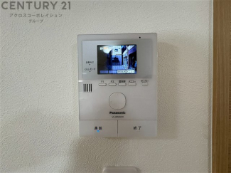 訪問者が来たときにテレビ画面で確認できるため、安心してドアを開けられます。録画機能があるものもあり、留守中に来訪者を記録しておくことができます。利便性が高く、セキュリティ面でも安心です。
