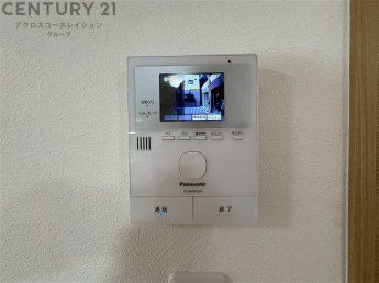 訪問者が来たときにテレビ画面で確認できるため、安心してドアを開けられます。録画機能があるものもあり、留守中に来訪者を記録しておくことができます。利便性が高く、セキュリティ面でも安心です。
