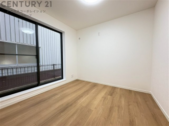 明るい色合いのフローリングとクロスを使用した洋室は家具やインテリアとも調和しやすく空間が広く感じられ開放感を生み出します。自然光を効果的に反射し、室内を明るく保つため、日中の照明使用を抑えられます。
