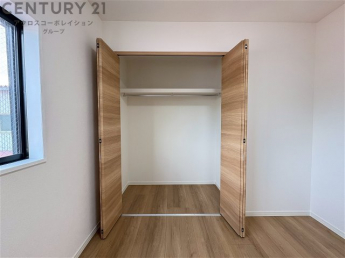 衣類やアクセサリー、小物類の収納が便利で整理整頓がしやすく、部屋の美観を保ちつつ、スペースを最大限に活用できます。衣服のしわやダメージを防ぎ、長持ちさせることができます。
