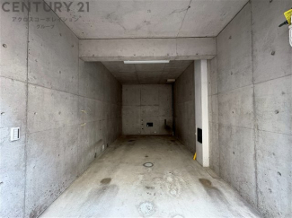 車庫付き　天井があり、雨風から愛車を守ってくれます。
