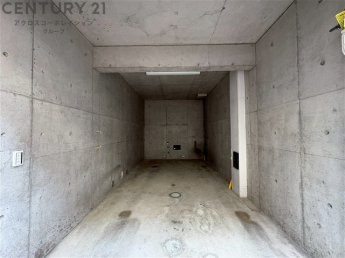 車庫付き　天井があり、雨風から愛車を守ってくれます。
