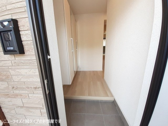 収納もある玄関です