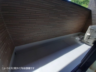 暖かな日差しのふりそそぐバルコニー