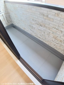 暖かな日差しのふりそそぐバルコニー