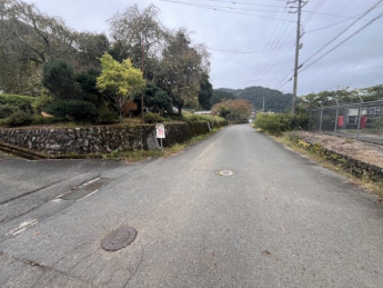 【前面道路含む現地写真】
