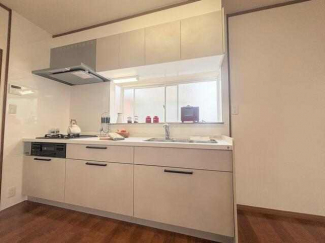 【リフォーム済】キッチンは新品に交換。３口コンロで忙しい朝の