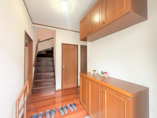 【現況】シューズボックスを設けているため、沢山収納できて玄関