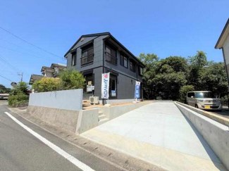 【リフォーム完了】前面道路の道幅は約６ｍあるので、駐車も楽々