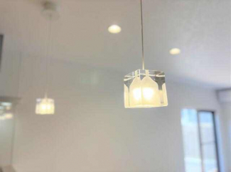 【リフォーム完了】キッチン前にはお洒落なペンダント照明を設置