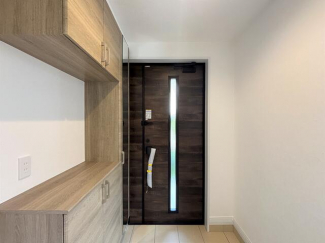 【リフォーム完了】玄関はタイルを新しく張替え、鍵も交換済みで