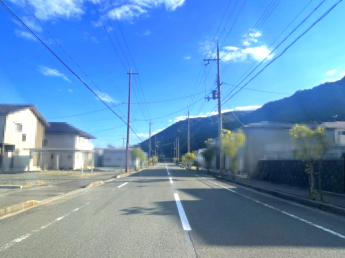 【前面道路含む現地写真】