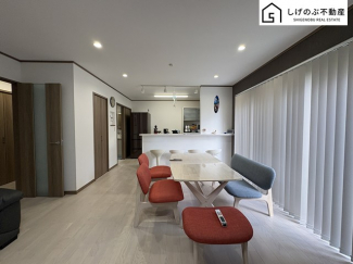 採光良好なリビングは、ご家族の憩いの空間。居心地の良い快適な安らぎの場所にもなりそうです。