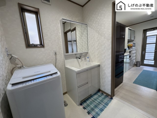 大きな三面鏡付きの洗面台で毎日の身だしなみもばっちりですね。