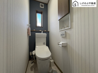 換気にも配慮した窓付きのトイレスペースとなっています。こちらは嬉しいウォシュレット機能付きです。