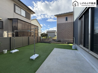 お子様のプール遊びや、ガーデニング、特設カフェで秋の夜長を楽しんだり、日光浴やＢＢＱ、楽しみ方は様々です。