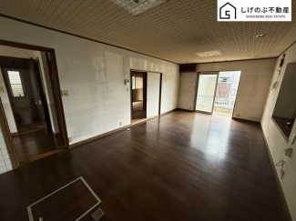 奥行きのあるLＤＫ。ソファやダイニングテーブルを置いても窮屈に感じさせません。続き間の和室使えばもっと開放的に！