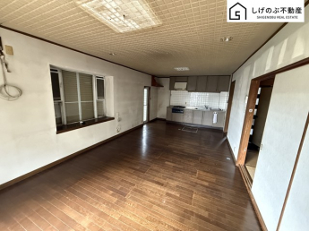 奥行きのあるLＤＫ。ソファやダイニングテーブルを置いても窮屈に感じさせません。続き間の和室使えばもっと開放的に！