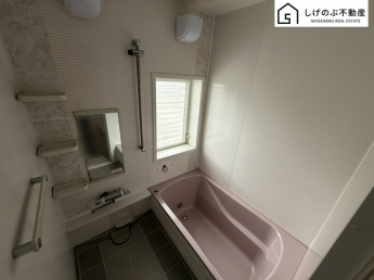 窓付きのバスルームは、明るく換気環境も良好。日中の入浴も気持ちよくお使い頂けそうです。