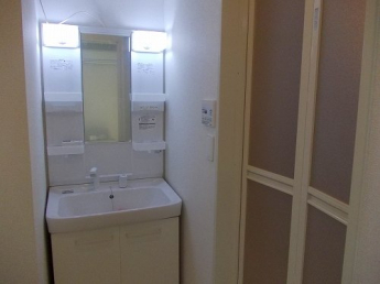 ゆったりとスペースのある洗面所