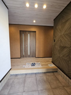 おしゃれな雰囲気の玄関。ゆったりとした広さがあります