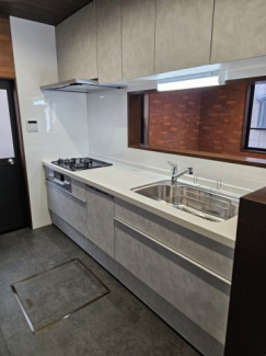 対面式のシステムキッチンです