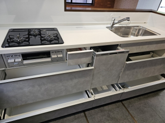 3口ガスコンロと食洗器付き！引き出し式なので奥のものも出し入れがしやすくなります