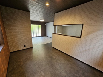 ダイニングとリビングが分かれた感じになっています