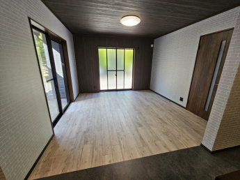 大き目の窓が2面あるリビングです