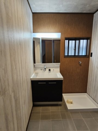 三面鏡シャワー付き洗面台です