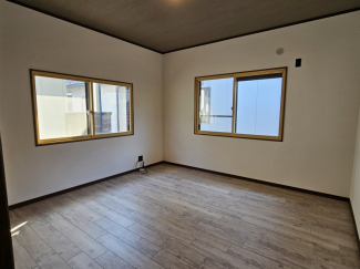 8帖の洋室。2階は2重サッシになっていますよ