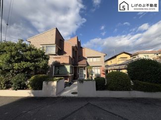 約106坪の広々とした敷地
家庭菜園やガーデンニングに最適なお庭があります
屋根裏収納あり
角地