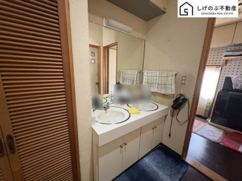 大きな鏡付きの洗面台で毎日の身だしなみもばっちりですね。