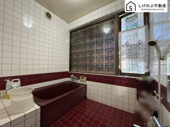 窓付きのバスルームは、明るく換気環境も良好。日中の入浴も気持ちよくお使い頂けそうです。