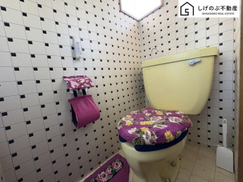 窓付きのトイレスペース。採光もあり明るく、快適空間となっております。